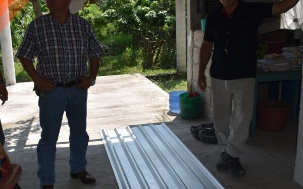 Tepetzintla: Entrega de 25 hojas de lámina a telebachillerato