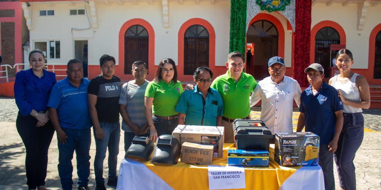 «Empoderamiento Económico en Chontla: Entrega de Equipamientos y Materia Prima a Beneficiarios del Programa Proyectos Productivos»