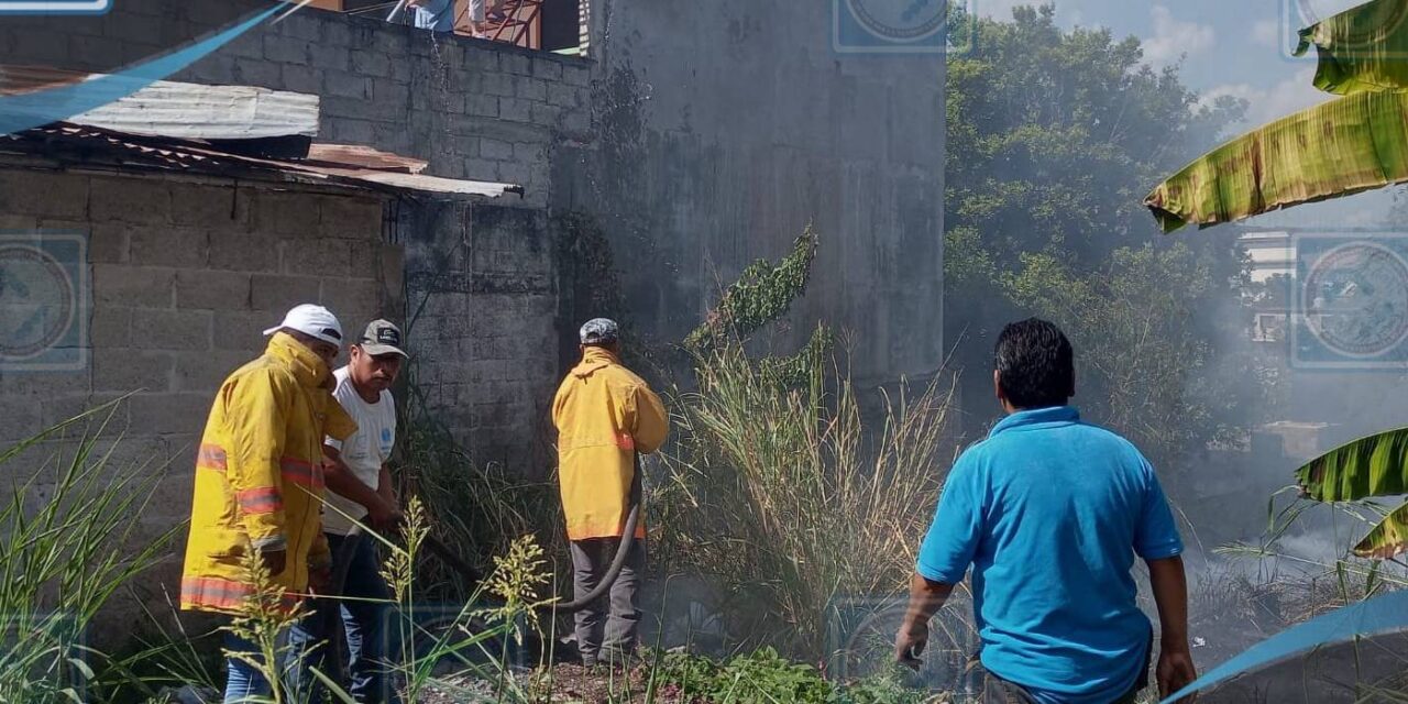 Tantoyuca: Rápida Acción de Protección Civil en Combate a Incendio en la Zona Centro