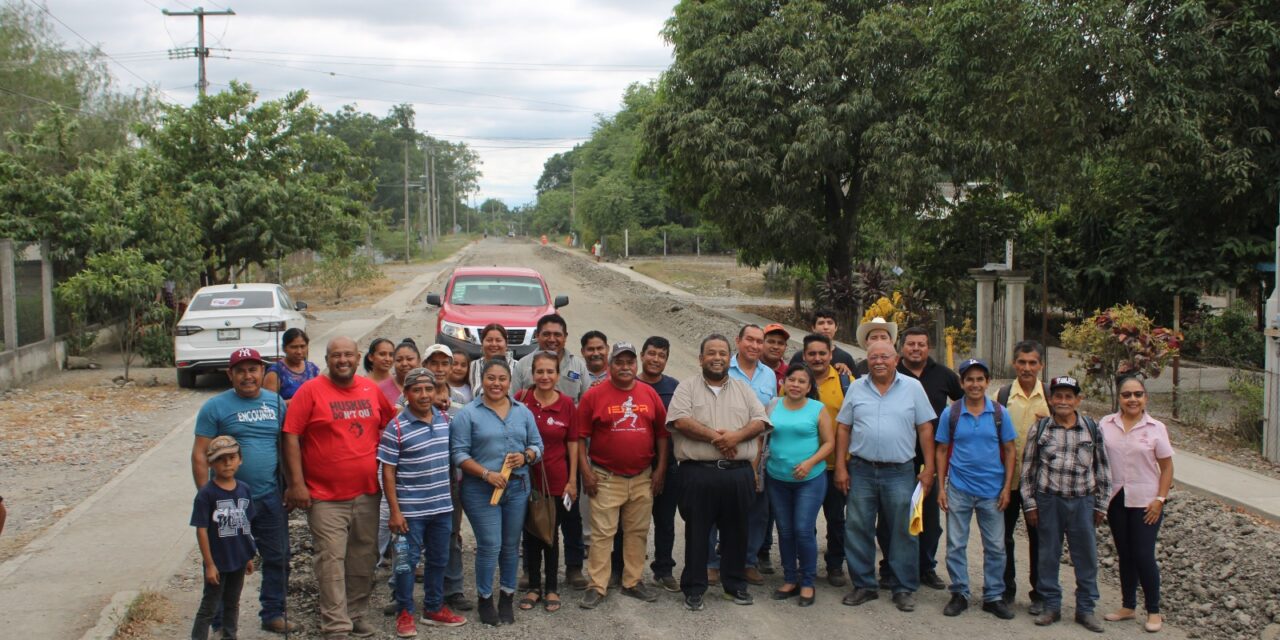 Inicia PEMEX-activo de producción, obra de rehabilitación del camino en palma sola comunidad de Coatzintla