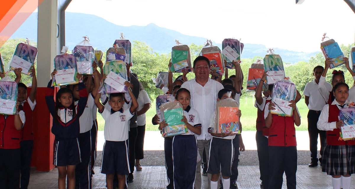 Tepetzintla: ¡Entrega de Útiles Escolares! Escuela #5 Primaria Ricardo Flores Magón