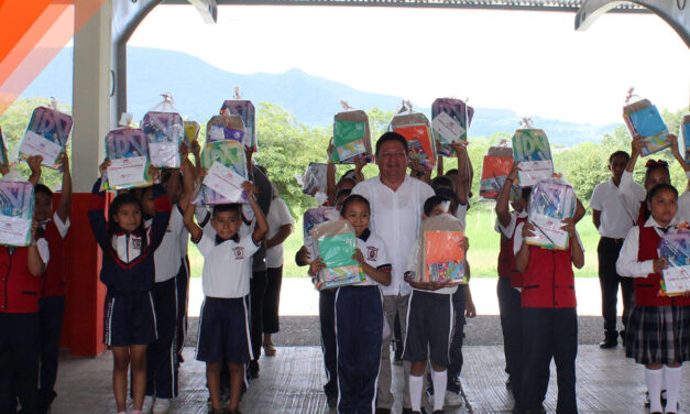 Tepetzintla: ¡Entrega de Útiles Escolares! Escuela #5 Primaria Ricardo Flores Magón