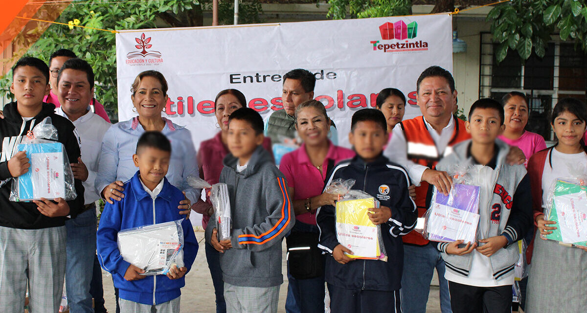 Tepetzintla: «Entrega de Útiles Escolares en la Telesecundaria Aquiles Serdán de El Humo