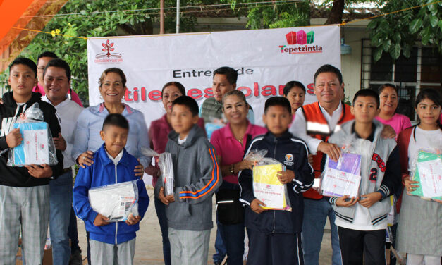 Tepetzintla: «Entrega de Útiles Escolares en la Telesecundaria Aquiles Serdán de El Humo