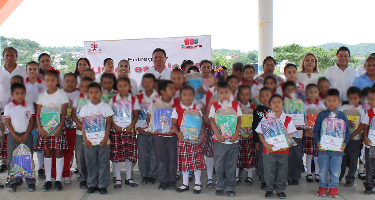 Tepetzintla: ¡Entrega de Útiles Escolares! En la Escuela #4 primaria Carlos Hernandez Reyes