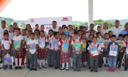 Tepetzintla: ¡Entrega de Útiles Escolares! En la Escuela #4 primaria Carlos Hernandez Reyes