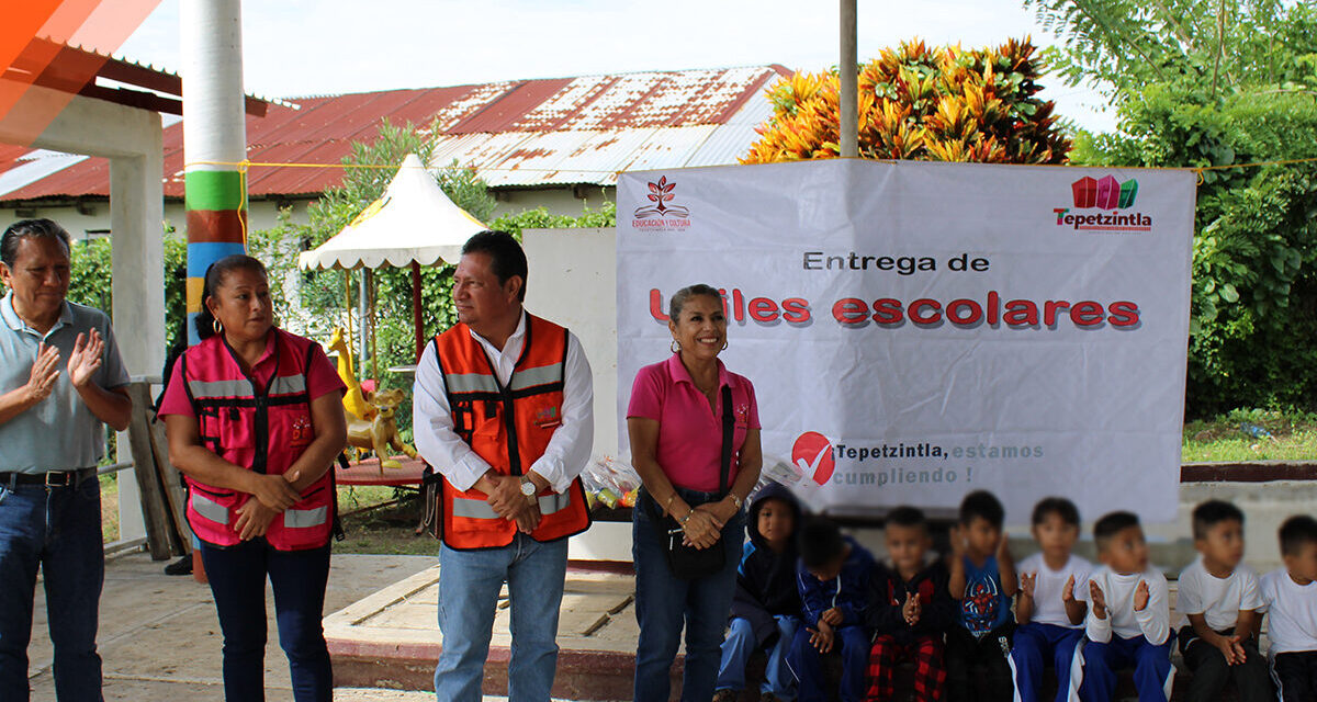 TEPETZINTLA: ESCUELA PREESCOLAR MARÍA MONTESSORI DE LA LOCALIDAD DE APACHICRUZ «RECIBE ÚTILES ESCOLARES»