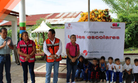 TEPETZINTLA: ESCUELA PREESCOLAR MARÍA MONTESSORI DE LA LOCALIDAD DE APACHICRUZ «RECIBE ÚTILES ESCOLARES»