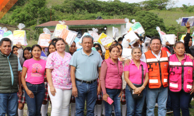 Tepetzintla: Entrega de Útiles Escolares en el Telebachillerato de El Humo