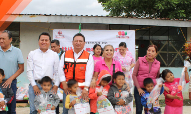 Tepetzintla: «Entrega de Útiles Escolares en el Preescolar Guadalupe Victoria de El Humo»