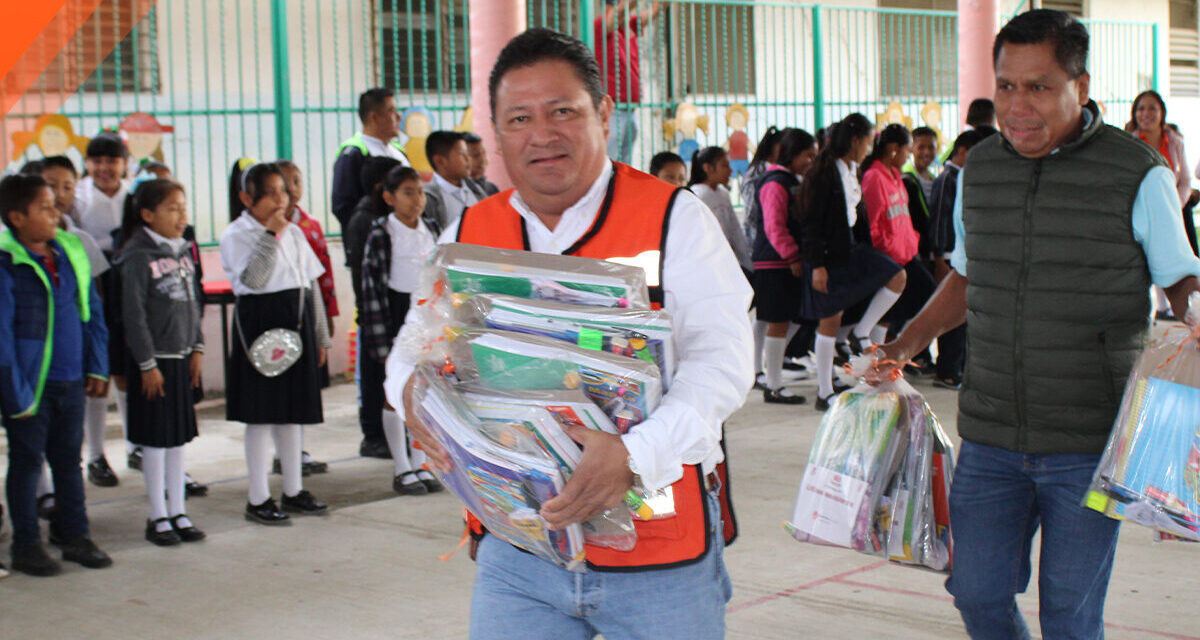 Tepetzintla: Inicio del Programa de Entrega de Útiles Escolares en la Escuela Primaria Miguel Hidalgo y Costilla en la Loc. El Humo