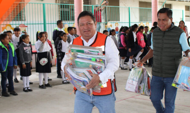 Tepetzintla: Inicio del Programa de Entrega de Útiles Escolares en la Escuela Primaria Miguel Hidalgo y Costilla en la Loc. El Humo