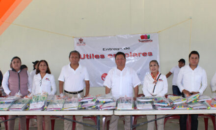 Tepetzintla: ¡Entrega de Útiles Escolares! A la escuela 02 primaria Ignacio Manuel Altamirano