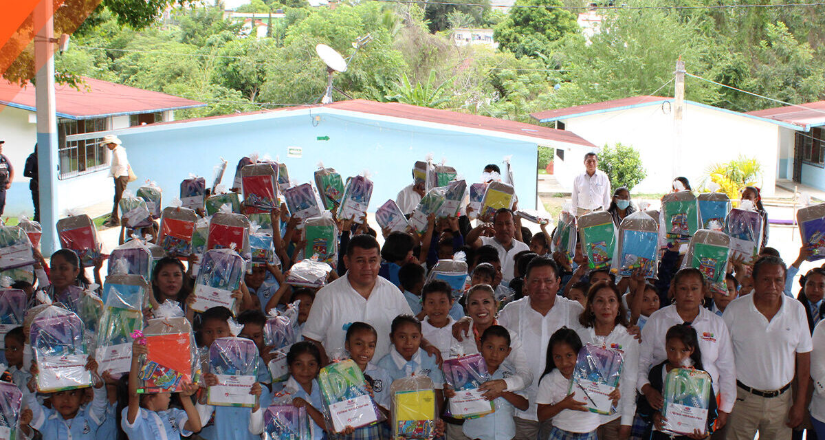 Tepetzintla: ¡Entrega de Útiles Escolares¡ Escuela #3 primaria Estatal Adalberto Tejeda