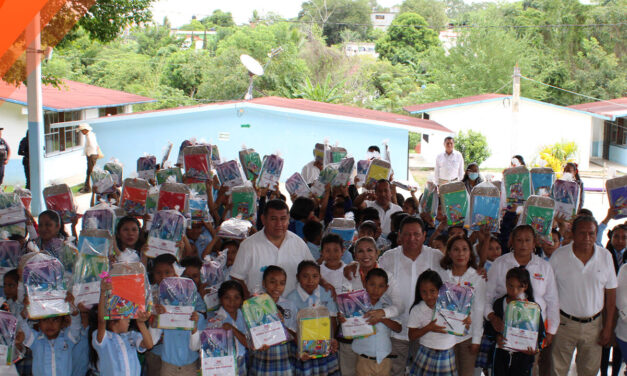 Tepetzintla: ¡Entrega de Útiles Escolares¡ Escuela #3 primaria Estatal Adalberto Tejeda