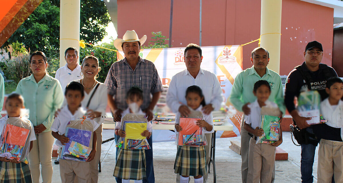 Tepetzintla: «Entrega de Útiles Escolares en la Primaria Profr. Fidencio Bermúdez Contreras de La Guásima»