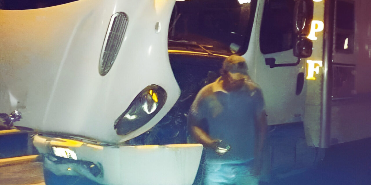 Álamo: Destroza su coche en el «Jolopo» tras impactar contra un camión