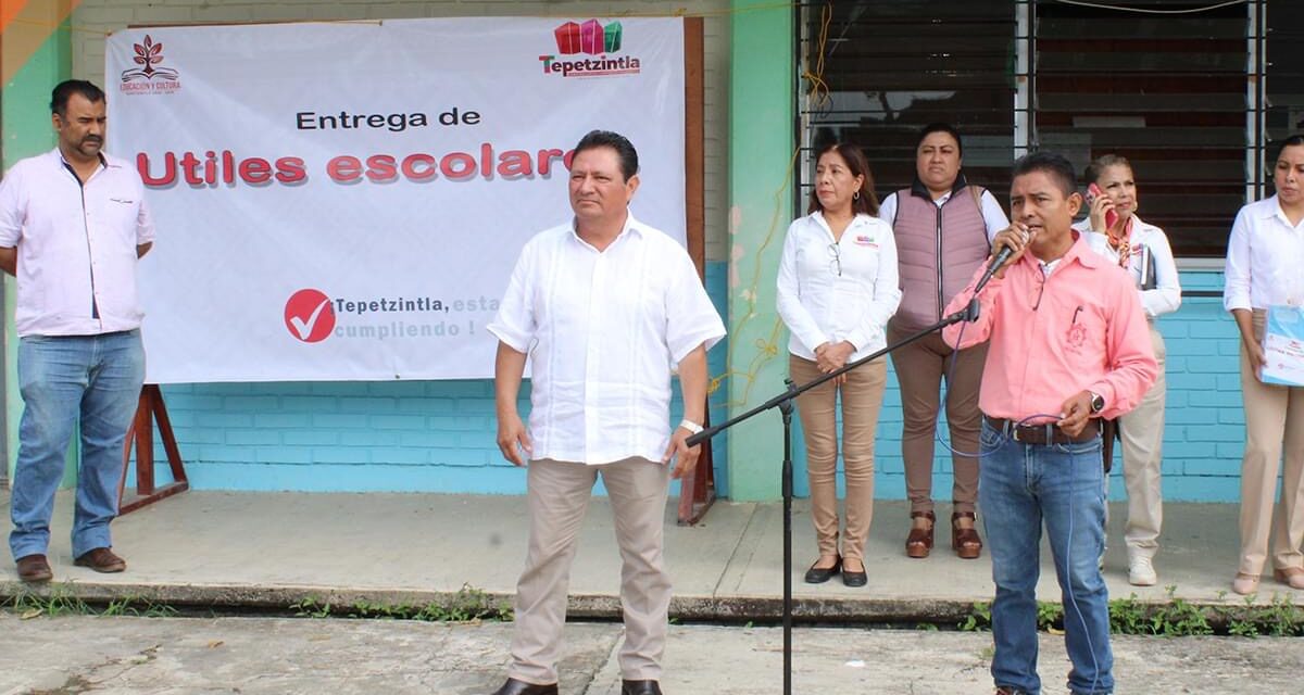 TEPETZINTLA: ENTREGA DE ÚTILES A LA ESCUELA SECUNDARIA TECNICA AGROPECUARIA #52