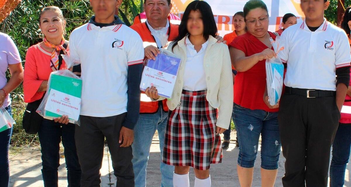 Tepetzintla: Entrega de útiles escolares al telebachillerato  tierra blanca
