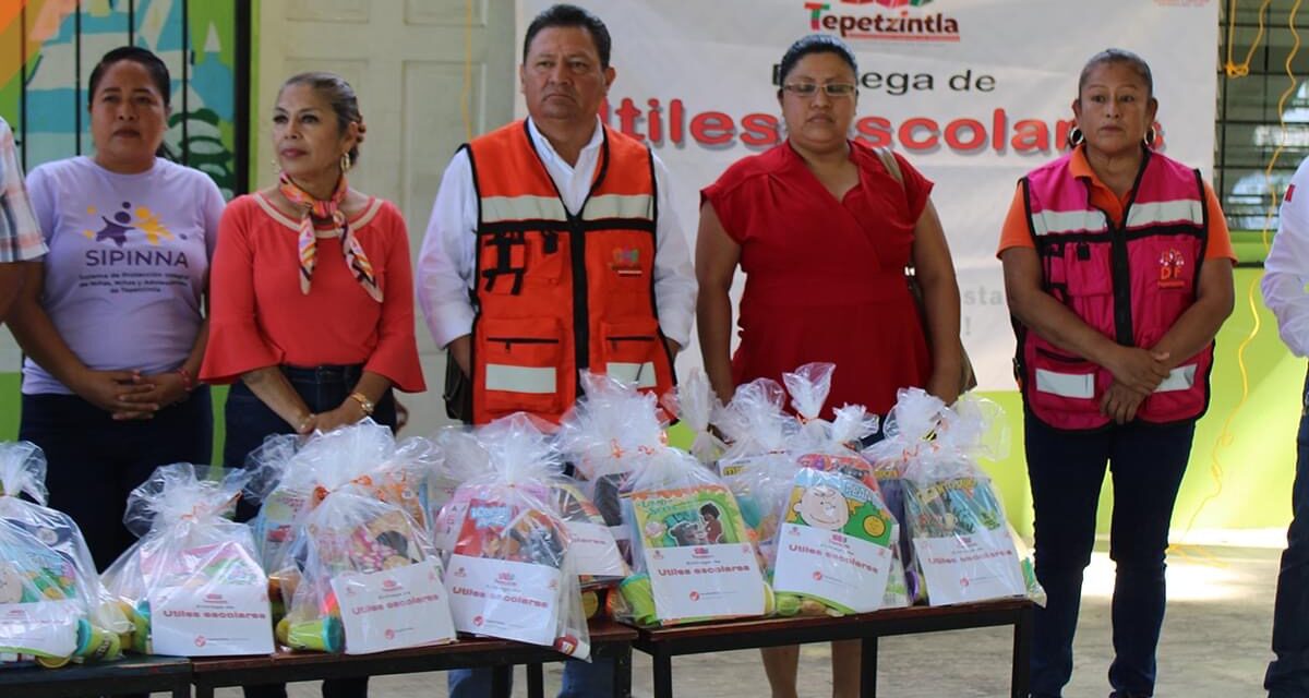 TEPETZINTLA: ENTREGA DE ÚTILES ESCOLARES EN LA ESCUELA PREESCOLAR LIC. BENITO JUÁREZ. DE LA LOC. DE TIERRA BLANCA