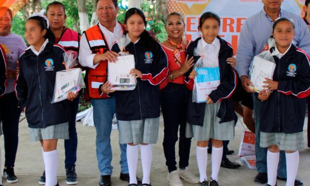TEPETZINTLA: ENTREGA DE ÚTILES ESCOLARES, ESCUELA TELESECUNDARIA GUILERMO GONZALES CAMARENA DE LA LOCALIDAD DE TECOMATE