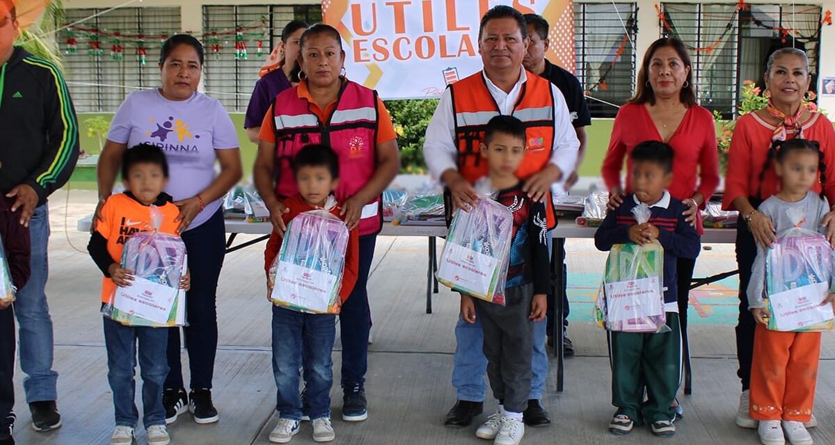 TEPETZINTLA: ENTREGA DE ÚTILES, ESCUELA PRIMARIA CUAUHTÉMOC DE LA LOCALIDAD DE TECOMATE