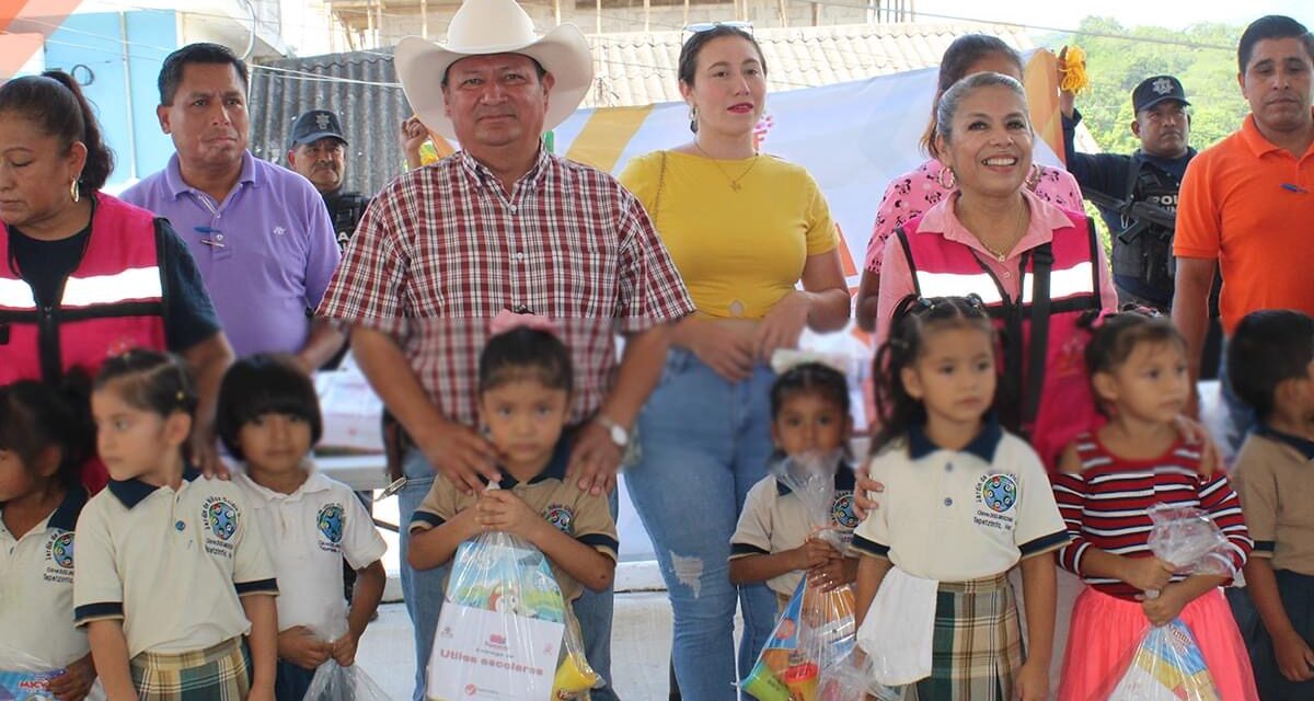TEPETZINTLA: ENTREGA DE ÚTILES ESCOLARES, EN LA ESCUELA PREESCOLAR OVIDIO DE CROLY