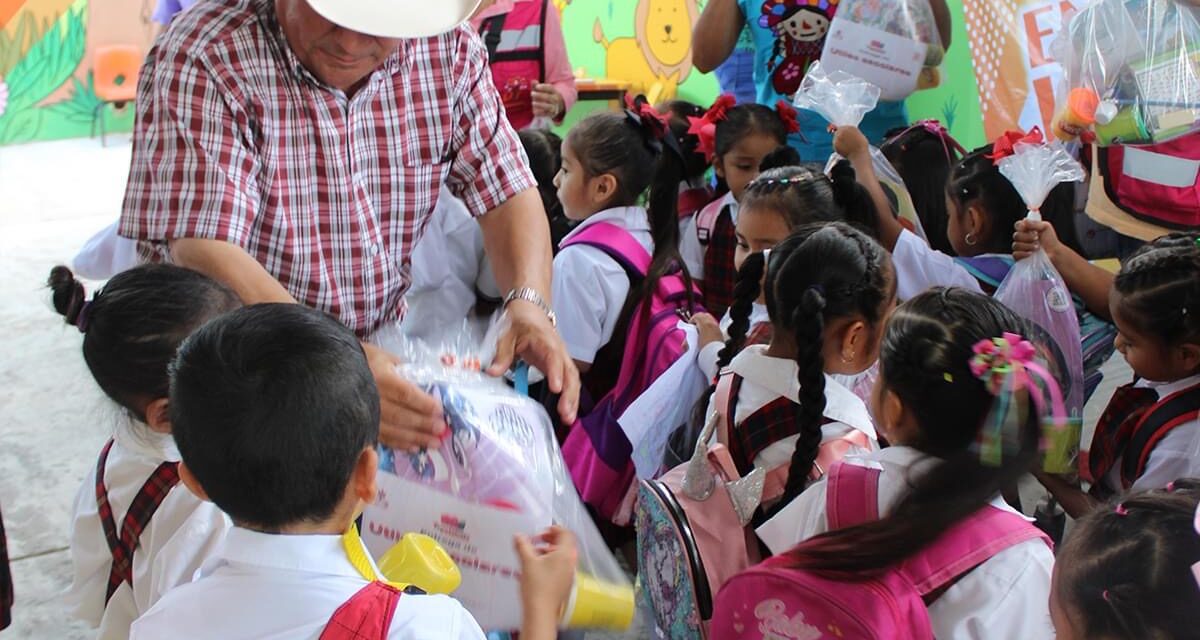 TEPETZINTLA: ENTREGA DE ÚTILES ESCOLARES, EN LA ESCUELA PREESCOLAR BENITO JUÁREZ