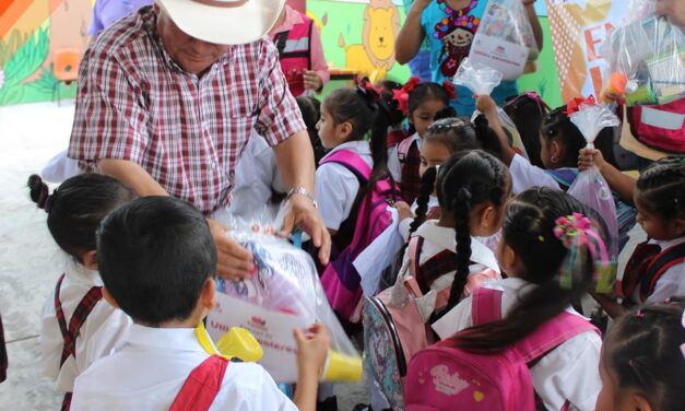 TEPETZINTLA: ENTREGA DE ÚTILES ESCOLARES, EN LA ESCUELA PREESCOLAR BENITO JUÁREZ