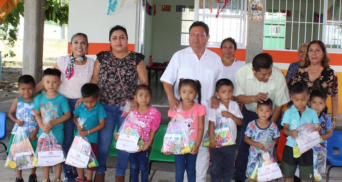 Tepetzintla: Entrega de Útiles Escolares en Preescolar Niños Héroes de Moyutla