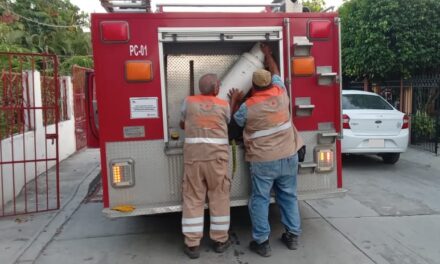 Valientes rescatistas retiran cilindro de gas con fuga y evitan tragedia en Álamo, Veracruz
