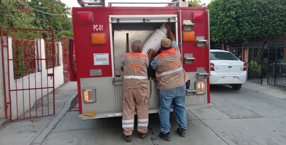 Valientes rescatistas retiran cilindro de gas con fuga y evitan tragedia en Álamo, Veracruz