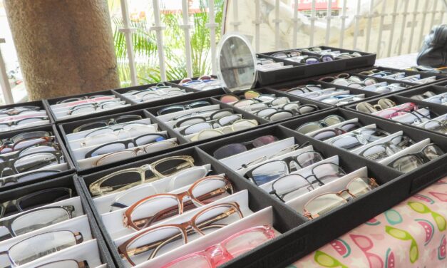 Familias tuxpeñas beneficiadas con la jornada de salud visual realizada en planta baja de presidencia municipal