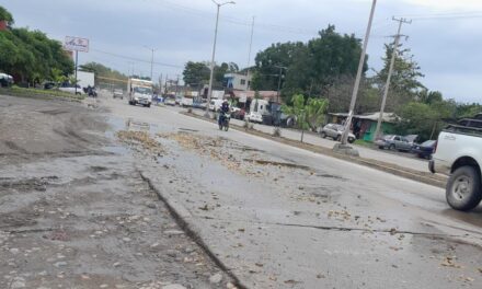 Accidente en Álamo: Motociclista derrapa debido a cáscara de naranja en la carretera