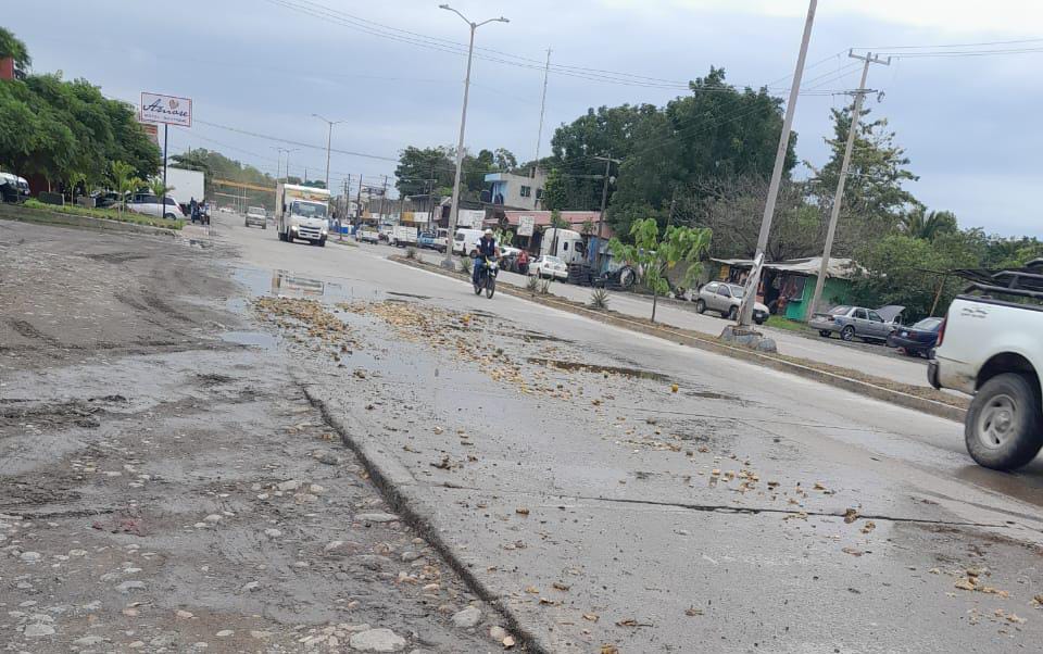 Accidente en Álamo: Motociclista derrapa debido a cáscara de naranja en la carretera