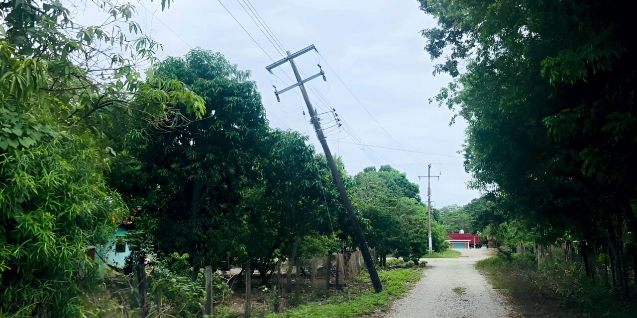 Álamo: Poste a punto de caer en Monte Chiquito genera preocupación entre los habitantes