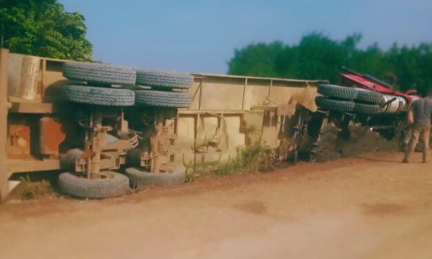 Pesado tráiler termina volcado en Álamo, Veracruz, sin víctimas que lamentar