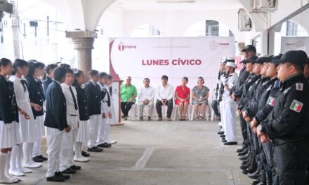 Colegio “Regina Núñez” participa en el Lunes Cívico