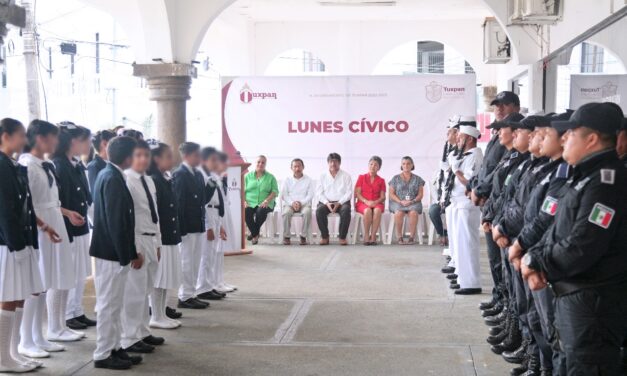 Colegio “Regina Núñez” participa en el Lunes Cívico