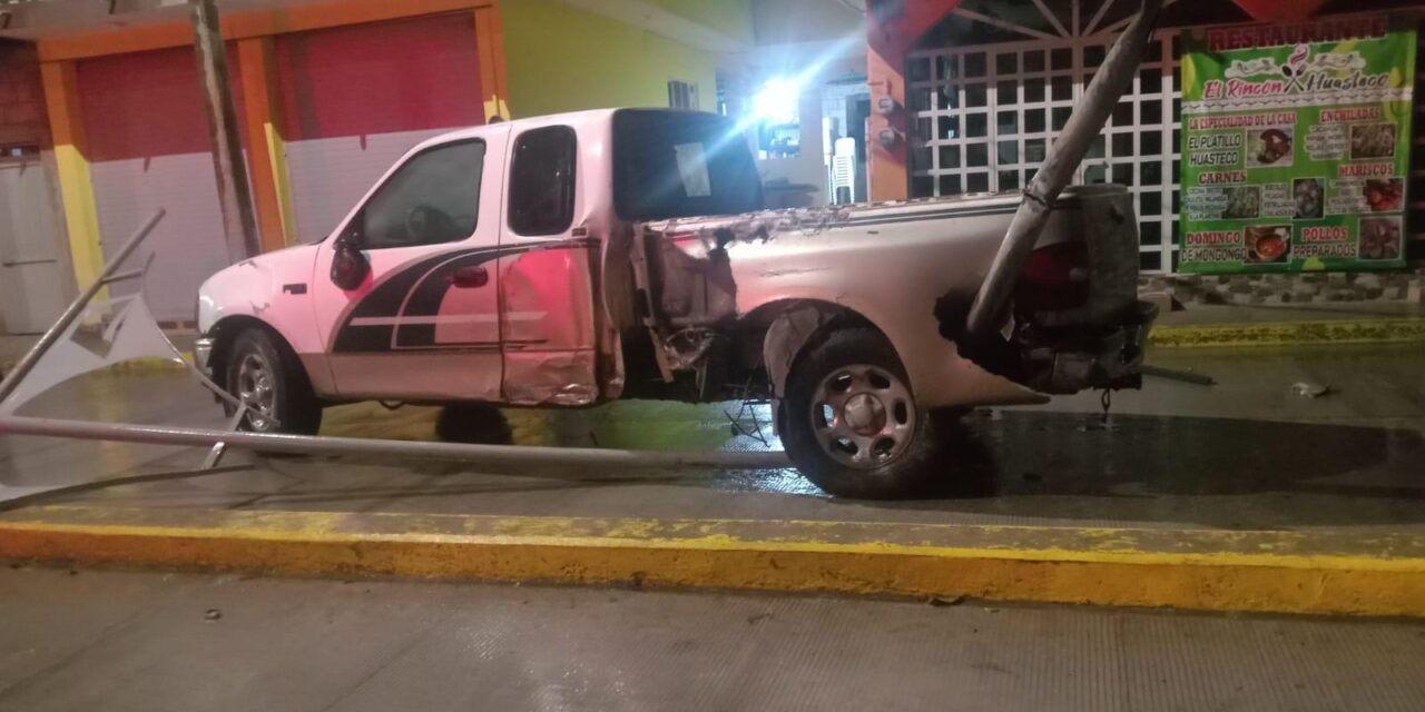 Camioneta se «ensarta» contra un poste en Álamo, Veracruz: Conductor detenido
