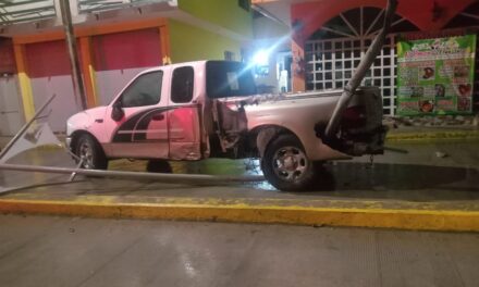 Camioneta se «ensarta» contra un poste en Álamo, Veracruz: Conductor detenido