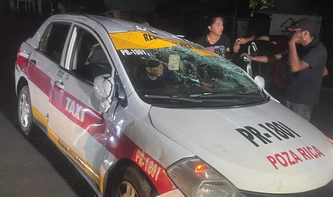 Noche de emergencia en Poza Rica: Taxi queda con las llantas arriba tras impacto en la carretera