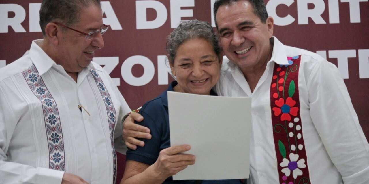 Más familias tuxpeñas reciben escrituras que les dan seguridad y certeza jurídica patrimonial
