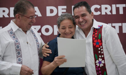 Más familias tuxpeñas reciben escrituras que les dan seguridad y certeza jurídica patrimonial