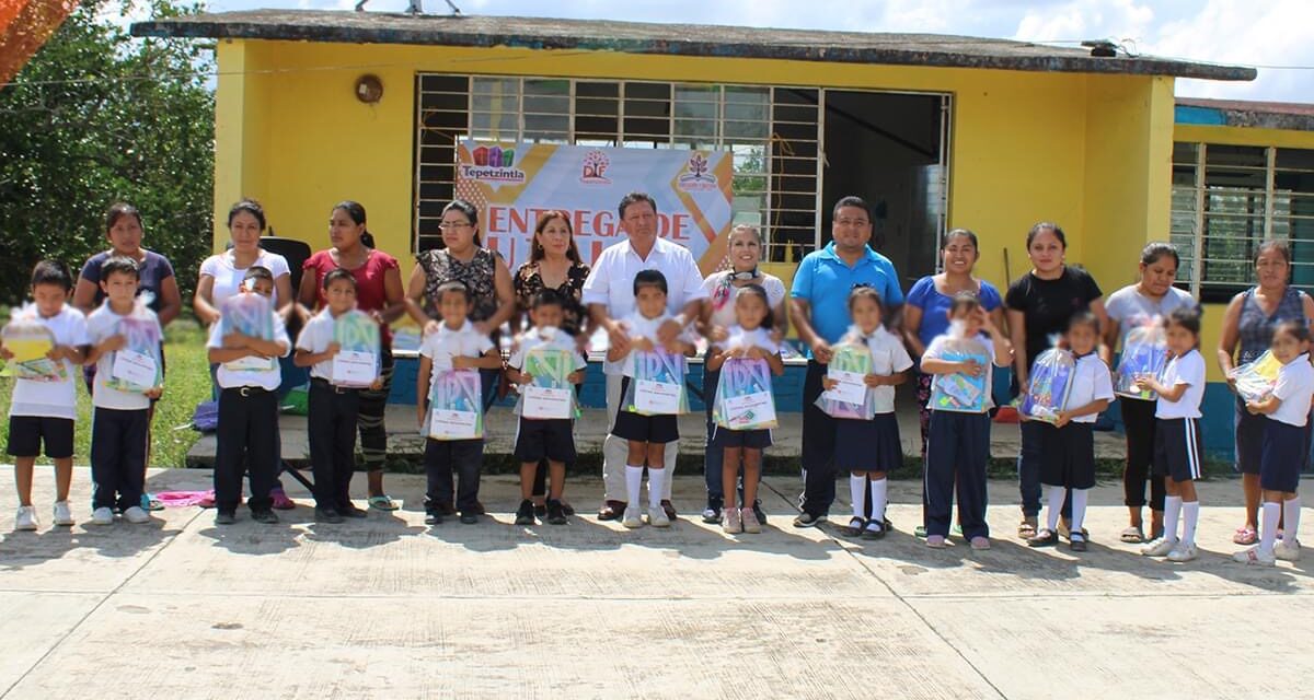 TEPETZINTLA: ENTREGA DE ÚTILES EN ESCUELA PRIMARIA EMILIANO ZAPATA DE LA COMUNIDAD DE MOYUTLA