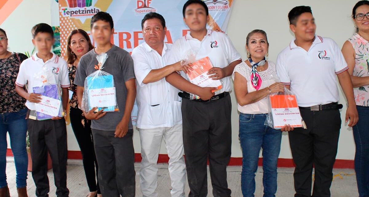 ENTREGA DE ÚTILES EN ESCUELA TELEBACHILLERATO DE LA LOCALIDAD DE MOYUTLA