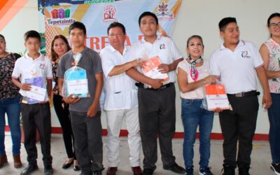 ENTREGA DE ÚTILES EN ESCUELA TELEBACHILLERATO DE LA LOCALIDAD DE MOYUTLA