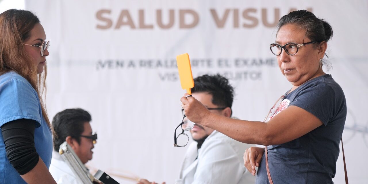 Familias tuxpeñas siguen siendo beneficiadas con las Jornadas de Salud Visual, en planta baja de presidencia municipal