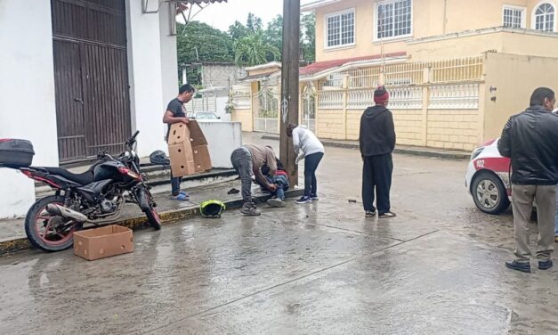 Choque entre Taxi y Moto deja a Motociclista Herido en Álamo