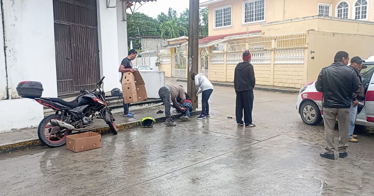 Choque entre Taxi y Moto deja a Motociclista Herido en Álamo
